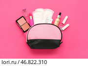 Косметичка для женщин с косметическими продуктами, тампонами и гигиеническими прокладками на розовом фоне. Стоковое фото, фотограф Pixel_shot / Фотобанк Лори