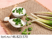 Миска и соусник с вкусной сметаной и нарезанным зеленым луком на розовом фоне. Стоковое фото, фотограф Pixel_shot / Фотобанк Лори