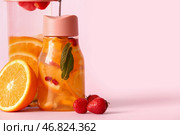Спортивные бутылки с водой с добавлением различных нарезанных фруктов на розовом фоне. Стоковое фото, фотограф Pixel_shot / Фотобанк Лори