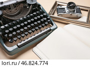 Композиция с винтажной пишущей машинкой, фотокамерой и открытой записной книжкой на бежевом фоне. Стоковое фото, фотограф Pixel_shot / Фотобанк Лори