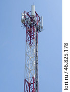 Вышка с антеннами сотовой связи на фоне голубого неба. GSM Antenna against blue sky. Стоковое фото, фотограф Татьяна Д / Фотобанк Лори