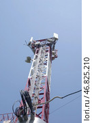 Вышка с антеннами сотовой связи на фоне голубого неба. GSM Antenna against blue sky. Стоковое фото, фотограф Татьяна Д / Фотобанк Лори