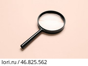 Черный увеличительное стекло на бледно-розовом фоне. Стоковое фото, фотограф Pixel_shot / Фотобанк Лори