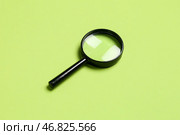 Черный мини-увеличитель на зеленом фоне. Стоковое фото, фотограф Pixel_shot / Фотобанк Лори