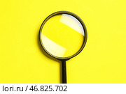 Черные увеличители на желтом фоне. Стоковое фото, фотограф Pixel_shot / Фотобанк Лори