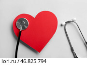 Стетоскоп и красное сердце на светлом фоне. Кардиологическая концепция. Стоковое фото, фотограф Pixel_shot / Фотобанк Лори