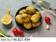Тарелка отварных маленьких картофелин с укропом и соусом на голубом фоне. Стоковое фото, фотограф Pixel_shot / Фотобанк Лори