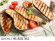 Сетка для остывания с вкусными жареными баклажанами и помидорами на деревянном фоне, крупным планом. Стоковое фото, фотограф Pixel_shot / Фотобанк Лори