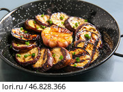 Вок с вкусно жареными баклажанами на сером фоне, крупным планом. Стоковое фото, фотограф Pixel_shot / Фотобанк Лори