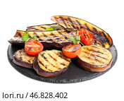 Плита из сланцевого камня с вкусными жареными баклажанами и помидорами на белом фоне. Стоковое фото, фотограф Pixel_shot / Фотобанк Лори