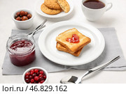 Тарелка вкусных грилей с клюквенным джемом на светлом фоне. Стоковое фото, фотограф Pixel_shot / Фотобанк Лори