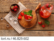 Кувшин и стакан со вкусовой водой с клубникой на деревянном фоне. Стоковое фото, фотограф Pixel_shot / Фотобанк Лори