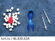 Сахар с каплей крови, лентой осведомленности и шприцами для инъекций инсулина на темном фоне. Стоковое фото, фотограф Pixel_shot / Фотобанк Лори
