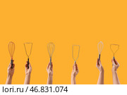 Женские руки, держащие разные венчики и толкушки на желтом фоне. Стоковое фото, фотограф Pixel_shot / Фотобанк Лори