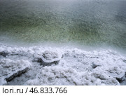 Кромка соляной рапы и соленой воды на озере Баскунчак. Астраханская область, Ахтубинский район. Стоковое фото, фотограф Павел Просянов / Фотобанк Лори