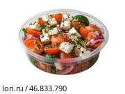 Пластиковая миска с вкусным и полезным овощным салатом на белом фоне. Стоковое AI-изображение, AI-художник Ярославский Максим / Фотобанк Лори