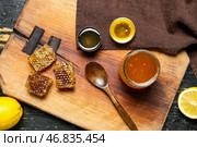 Баночка со сладким медом и сотами на фоне темного дерева. Стоковое фото, фотограф Pixel_shot / Фотобанк Лори
