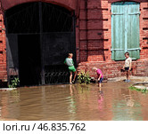 После дождя, на одной из улиц старой Астрахани (2003 год). Редакционное фото, фотограф Павел Просянов / Фотобанк Лори