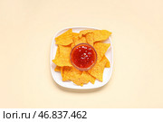Тарелка с вкусными накос и соусом сальса на желтом фоне. Стоковое фото, фотограф Pixel_shot / Фотобанк Лори