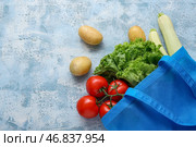 Эко-сумка с различными свежими овощами на голубом фоне. Стоковое фото, фотограф Pixel_shot / Фотобанк Лори