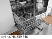 Открытая посудомоечная машина на современной кухне, крупным планом. Стоковое фото, фотограф Pixel_shot / Фотобанк Лори