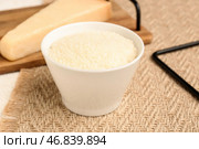 Чаша с вкусным тертым сыром пармезан на столе. Стоковое фото, фотограф Pixel_shot / Фотобанк Лори
