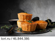 Сланцевая доска с вкусными мясными пирогами на грунтовом фоне. Стоковое фото, фотограф Pixel_shot / Фотобанк Лори