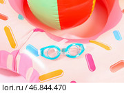 Новые плавательные очки, мяч и надувное кольцо на белом фоне. Стоковое фото, фотограф Pixel_shot / Фотобанк Лори