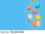 Летающие сладкие макаруны на голубом фоне. Стоковое фото, фотограф Pixel_shot / Фотобанк Лори
