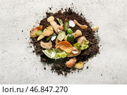 Органические отходы и почва на белом фоне с потертостями. Концепция компостирования и переработки. Стоковое фото, фотограф Pixel_shot / Фотобанк Лори