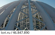 Top view of domed structure with beams. Stock footage. Beautiful architecture of metal dome with beams. Dome made of metal semi-arches with air space on background of modern city. Стоковое фото, фотограф Данил Руденко / Фотобанк Лори