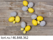 Рамка из покрашенных пасхальных яиц на сером деревянном фоне. Стоковое фото, фотограф Pixel_shot / Фотобанк Лори