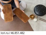 Спортивная молодая женщина с доской Садху, тибетской чашей и глюкофоном дома, крупным планом. Стоковое фото, фотограф Pixel_shot / Фотобанк Лори