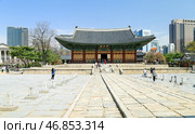 Дворцовый комплекс Токсугун (Deoksugung Palace) в центре Сеула. Редакционное фото, фотограф Римма Тельнова / Фотобанк Лори