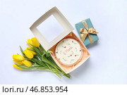 Сладкий бенто-торт с подарочной коробкой и красивыми желтыми тюльпанами на белом фоне. Международный женский день. Стоковое фото, фотограф Pixel_shot / Фотобанк Лори
