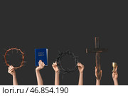 Женские руки с венками из терновника, Священной Библией и деревянным крестом на темном фоне. Концепция Благой Пятницы. Стоковое фото, фотограф Pixel_shot / Фотобанк Лори