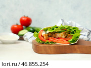 Доска с вкусным донер кебабом на светлом столе. Стоковое фото, фотограф Pixel_shot / Фотобанк Лори