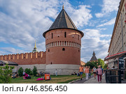Tula, Russia, 24 July 2024. Proletarskaya embankment of the river Upa. Kremlin wall and Kazan embankment and park in the historical part of Tula near the Kremlin. Редакционное фото, фотограф Оксана Медведева / Фотобанк Лори