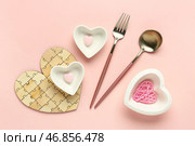 Прекрасное сервировка стола с мисками в форме сердец на розовом фоне. Празднование Дня Святого Валентина. Стоковое фото, фотограф Pixel_shot / Фотобанк Лори