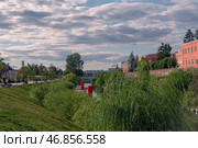 Tula, Russia, 24 July 2024. Proletarskaya embankment of the river Upa. Kremlin wall and Kazan embankment and park in the historical part of Tula near the Kremlin. Редакционное фото, фотограф Оксана Медведева / Фотобанк Лори
