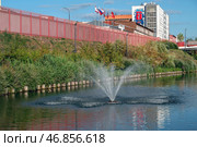 Tula, Russia, 24 July 2024. Proletarskaya embankment of the river Upa. Fountain in the river Upa view from the embankment. Редакционное фото, фотограф Оксана Медведева / Фотобанк Лори