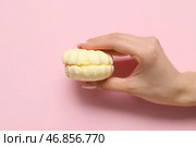 Женская рука с нежным ветерком на розовом фоне. Стоковое фото, фотограф Pixel_shot / Фотобанк Лори