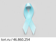 Голубая атласная лента на светлом фоне. Концепция рака простаты. Стоковое фото, фотограф Pixel_shot / Фотобанк Лори