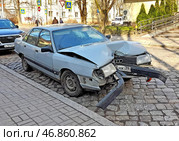 Разбитый автомобиль после ДТП стоит на проезжей части. Редакционное фото, фотограф Ирина Борсученко / Фотобанк Лори