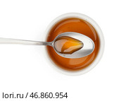 Чаша и ложка вкусного кленового сиропа на белом фоне. Стоковое фото, фотограф Pixel_shot / Фотобанк Лори