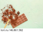 Композиция с вкусным шоколадом, кофейным порошком и анисовыми звездами на зеленом фоне. Стоковое фото, фотограф Pixel_shot / Фотобанк Лори