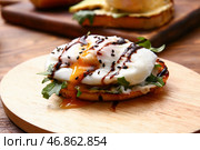 Доска с вкусным яйцом Бенедикт на деревянном столе, крупным планом. Стоковое фото, фотограф Pixel_shot / Фотобанк Лори