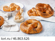 Вкусные крендельки и сгущенное молоко на светлом фоне. Стоковое фото, фотограф Pixel_shot / Фотобанк Лори