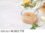 Чаша с вкусной икрой мойвы на белом фоне. Стоковое фото, фотограф Pixel_shot / Фотобанк Лори