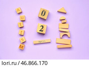 Дата 2 апреля со словом AUTISM и бэби-блоками на сиреневом фоне. Стоковое фото, фотограф Pixel_shot / Фотобанк Лори